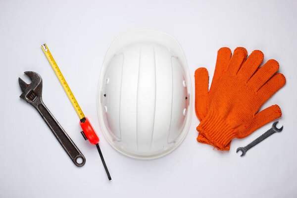 Оборудование безопасности и рабочий инструмент на белом фоне. Вид сверху