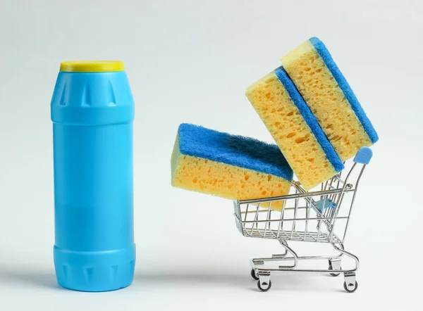 Rengöring Koncept Shopping Vagn Med Tvättmedel Flaska Svampar Vit Bakgrund — Stockfoto