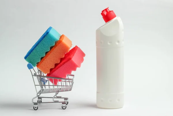 Koncepcja Czyszczenia Wózek Sklepowy Butelką Detergentu Gąbki Białym Tle — Zdjęcie stockowe