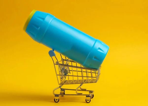 Wózek Sklepowy Białą Plastikową Butelką Detergentu Łazienki Żółtym Tle — Zdjęcie stockowe