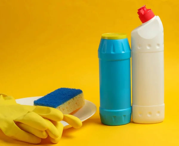 Huishoudelijke Accessoires Voor Afwas Detergent Flessen Spons Handschoenen Witte Plaat — Stockfoto