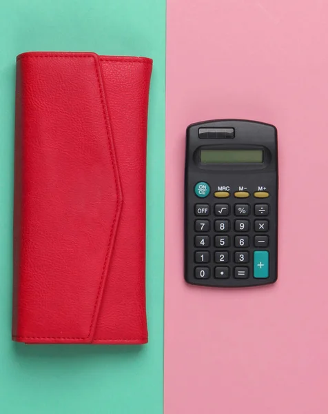 Калькулятор Шкіряним Гаманцем Синьо Рожевому Пастельному Тлі Сімейний Струмінь Економічний — стокове фото