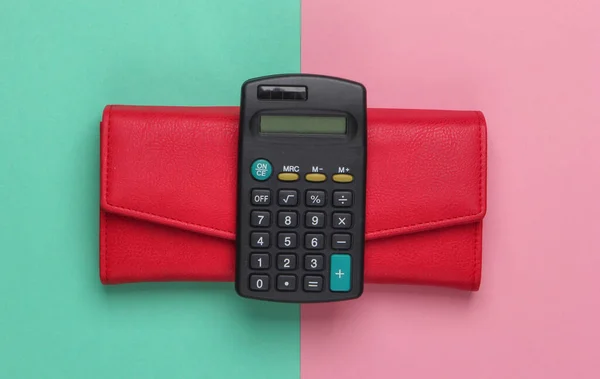 분홍색 파스텔 배경에 지갑이 계산기 경제적 위에서 — 스톡 사진