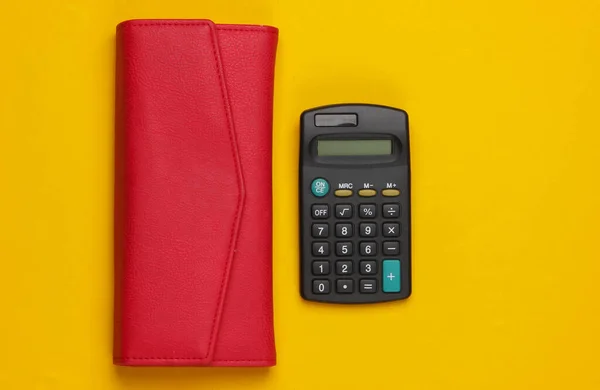 Kalkulator Dengan Dompet Kulit Dengan Latar Belakang Kuning Bujet Keluarga — Stok Foto
