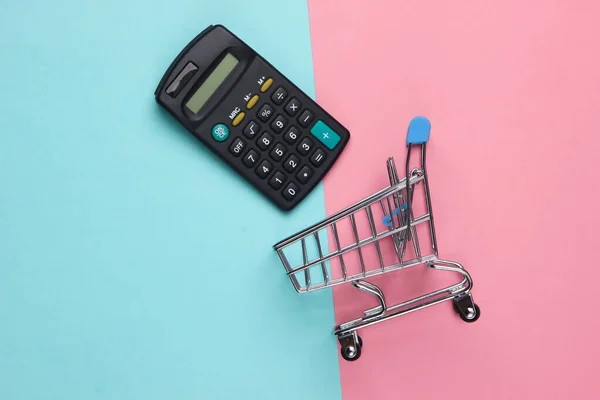 Тележка Калькулятором Розовом Синем Фоне Экономический Расчет Покупок Закупочных Расходов — стоковое фото