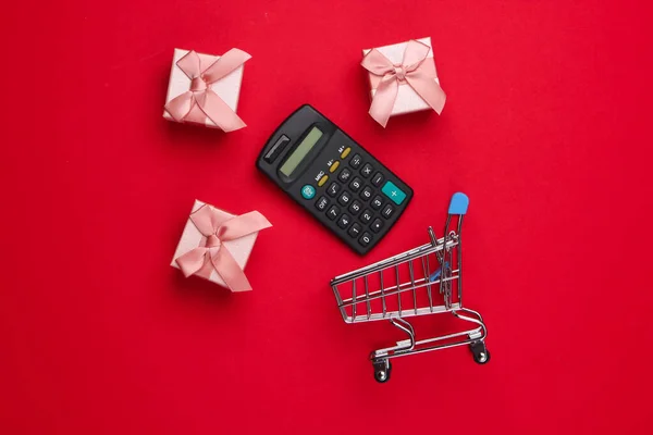 Carro Compras Con Calculadora Cajas Regalo Sobre Fondo Rojo Cálculo —  Fotos de Stock