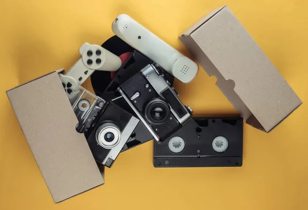 Caja Cartón Con Casete Vídeo Cámara Película Retro Gamepad Grabación — Foto de Stock
