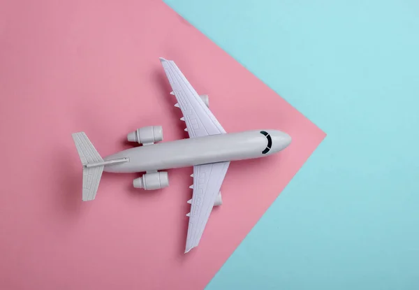 Modelo Juguete Avión Sobre Fondo Pastel Color Rosa Azulado Concepto — Foto de Stock