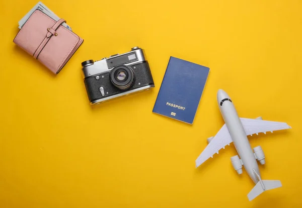 Composición Plana Viaje Sobre Fondo Amarillo Estatuilla Avión Pasaporte Billetera — Foto de Stock
