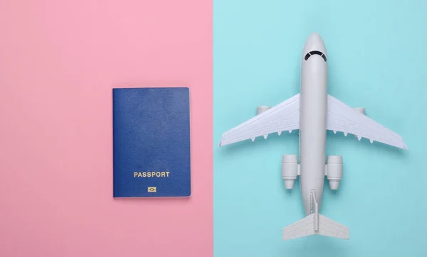 Composición Plana Viaje Sobre Fondo Azul Rosa Estatuilla Avión Pasaporte — Foto de Stock