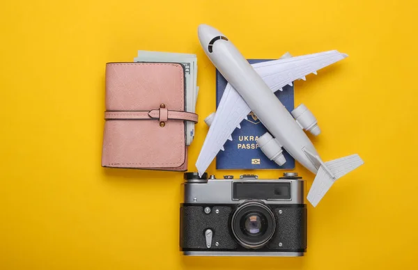 Composición Plana Viaje Sobre Fondo Amarillo Estatuilla Avión Pasaporte Billetera — Foto de Stock