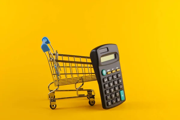 Mini Winkelwagen Met Calculator Gele Achtergrond Berekening Van Aankoopkosten Supermarkt — Stockfoto