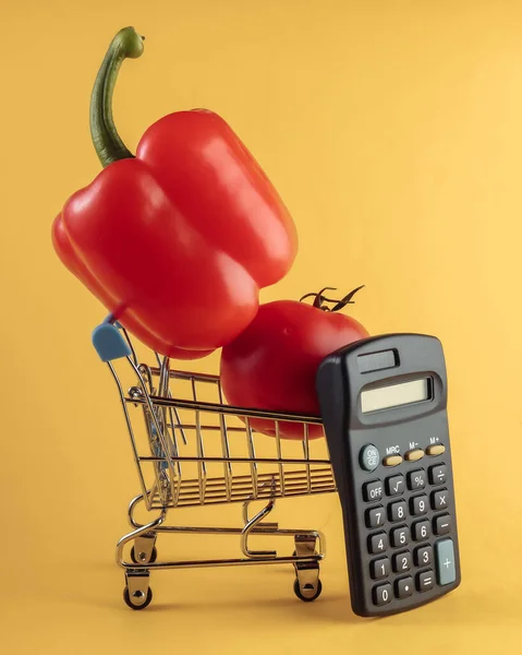 Mini Cesta Compra Con Pimiento Tomate Calculadora Sobre Fondo Amarillo —  Fotos de Stock