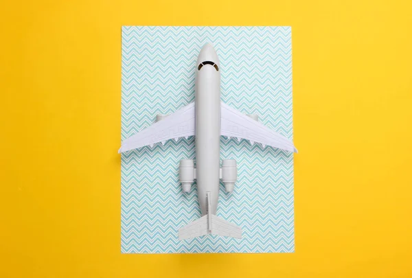 Model Hračky Letadla Modrém Žlutém Pozadí Koncept Cestovního Ruchu Letecké — Stock fotografie