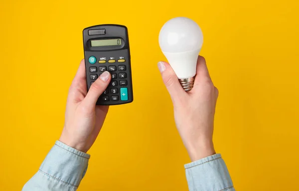 Eco Ahorra Energía Las Manos Femeninas Sostienen Calculadora Bombilla Sobre — Foto de Stock