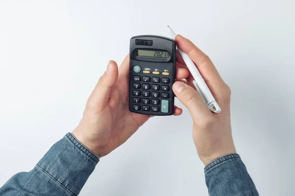 Mãos Masculinas Contam Com Uma Calculadora Fundo Branco — Fotografia de Stock