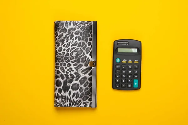 Стильный Бумажник Калькулятор Желтом Фоне Вид Сверху — стоковое фото