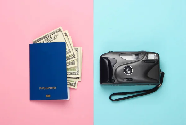 Pasaporte Con Billetes Dólar Una Cámara Sobre Fondo Pastel Color — Foto de Stock