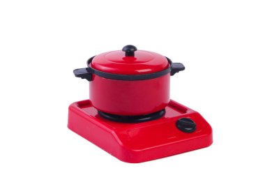 Beyaz arka planda tencereli oyuncak plastik soba. Çocuk Mutfağı