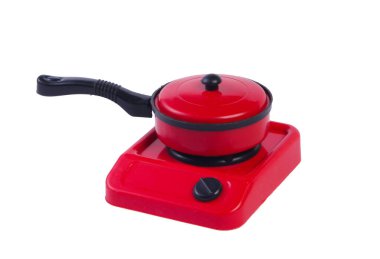 Beyaz arka planda tencereli oyuncak plastik soba. Çocuk Mutfağı