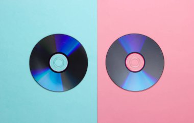 Sarı arka planda CD CD 'nin düz kompozisyonu. Üst görünüm