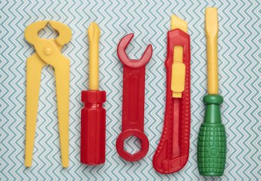 Mavi arka planda bir takım çocuk oyuncağı çalışma aletleri. Düz yatıyordu. Üst görünüm