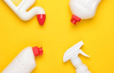 Sarı arka planda bir şişe deterjan. Ev temizliği konsepti. Minimalizm. Üst Manzara. Boşluğu kopyala