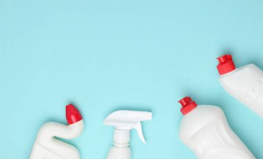 Mavi pastel arka planda bir şişe deterjan. Ev temizliği konsepti. Minimalizm. Üst Manzara. Boşluğu kopyala