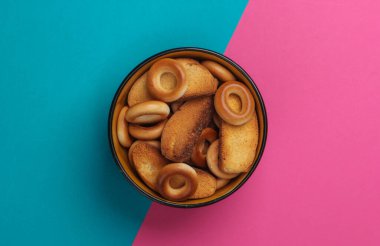 Pembe mavi arka planda bir kraker kasesi. Üst görünüm