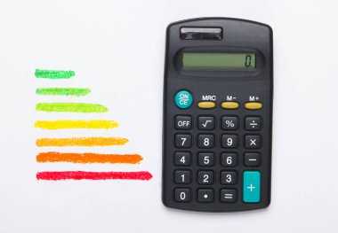 Beyaz arka planda enerji verimliliği ve hesap makinesi. Eko kavramı