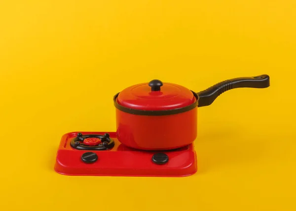 Fogão Plástico Brinquedo Com Panela Fundo Amarelo Cozinha Infantil — Fotografia de Stock