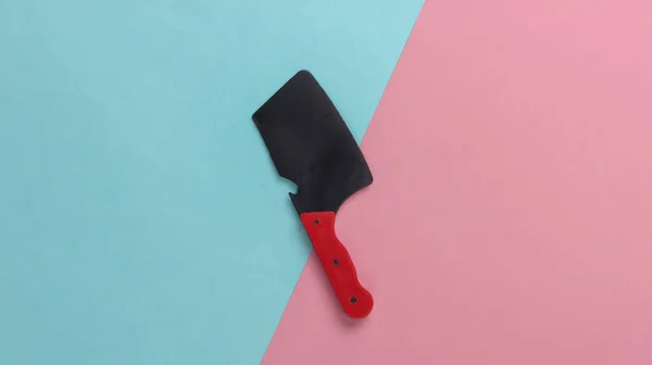 Игрушечный Нож Мяса Сине Розовом Пастельном Фоне Вид Сверху — стоковое фото
