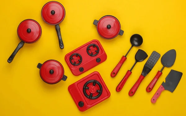 Conjunto Brinquedos Cozinha Infantil Fundo Amarelo Panelas Utensílios Cozinha Fogão — Fotografia de Stock