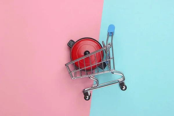 Miniatyr Shoppingvagn Med Pan Blå Rosa Pastell Bakgrund Ovanifrån — Stockfoto