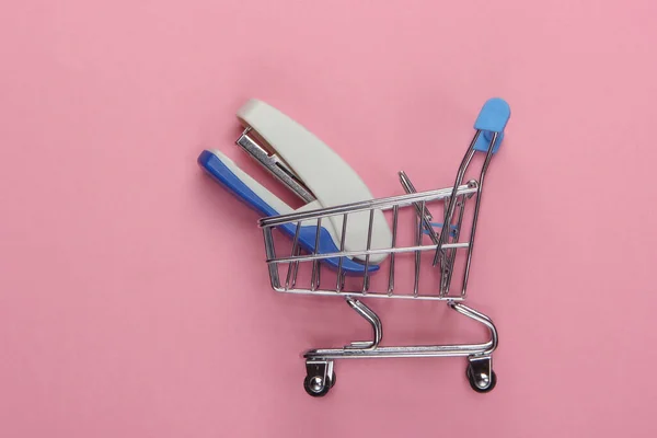 Mini Einkaufswagen Mit Hefter Auf Rosa Pastell Hintergrund Ansicht Von — Stockfoto