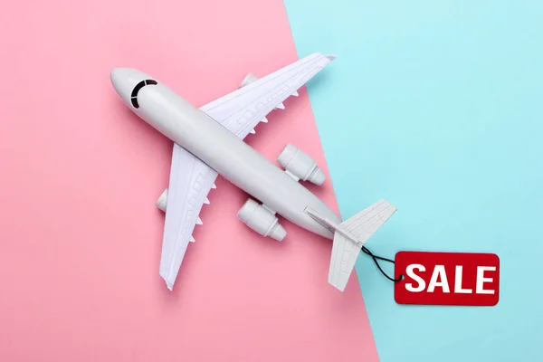 Flygplan Statyett Med Röd Försäljning Tag Rosa Blå Pastell Bakgrund — Stockfoto