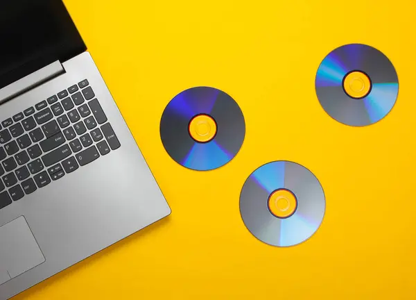 Piatto Laici Composizione Del Computer Portatile Disco Uno Sfondo Giallo — Foto Stock