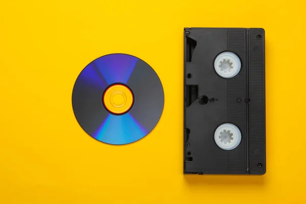 Platte Lay Compositie Van Disc Audio Cassette Een Gele Achtergrond — Stockfoto