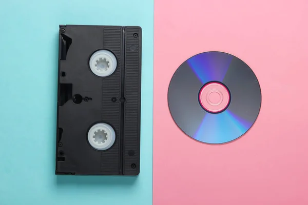 Cdディスクのフラットレイ構成 ピンクブルーの背景にオーディオカセット レトロな記憶媒体 トップ表示 — ストック写真