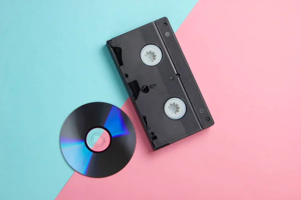 Platte Lay Compositie Van Disc Audio Cassette Roze Blauwe Achtergrond — Stockfoto