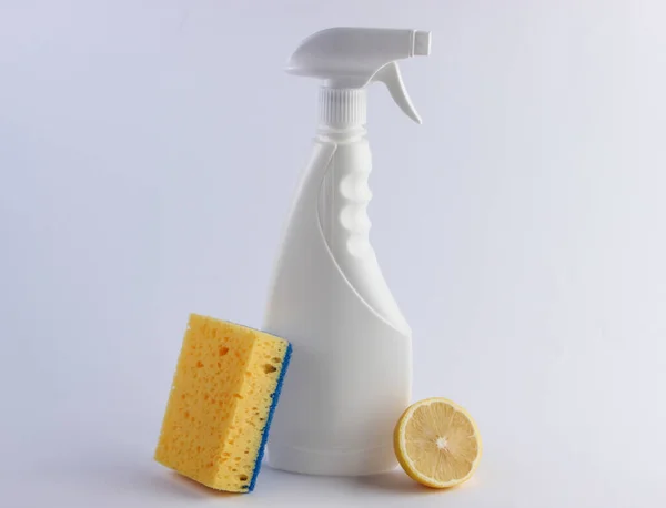 Flaska Med Fönster Spray Svamp Citron Vit Bakgrund — Stockfoto