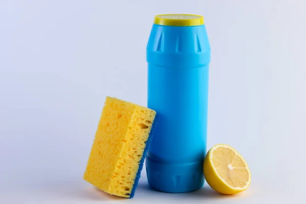 一壶洗涤剂和柠檬 白色背景的海绵 — 图库照片