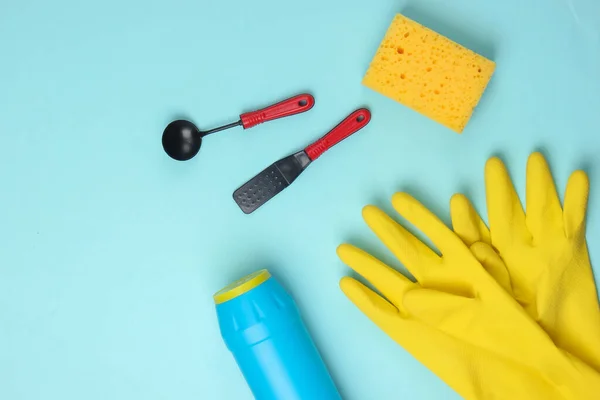 Плоский Склад Посудомийних Засобів Іграшкові Кухонні Інструменти Синьому Фоні Вид — стокове фото