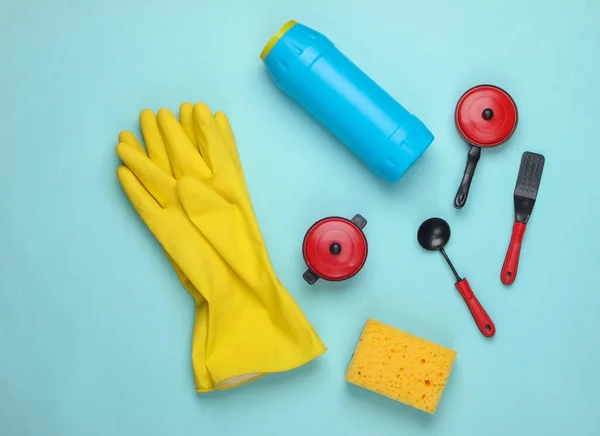 Flat Lay Samenstelling Van Vaatwasmiddelen Speelgoed Keukengereedschap Gebruiksvoorwerpen Blauwe Achtergrond — Stockfoto