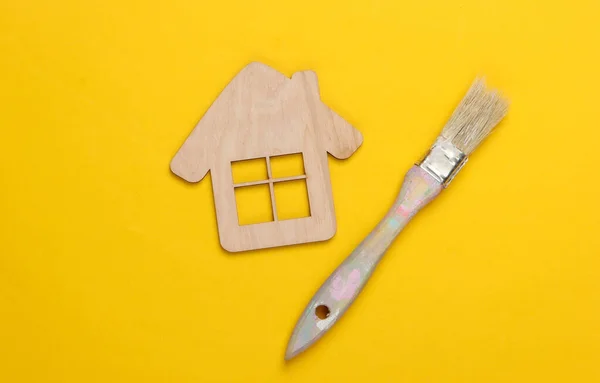 Composição Leigos Planos Casa Estatueta Pincel Sobre Fundo Amarelo Tendência — Fotografia de Stock