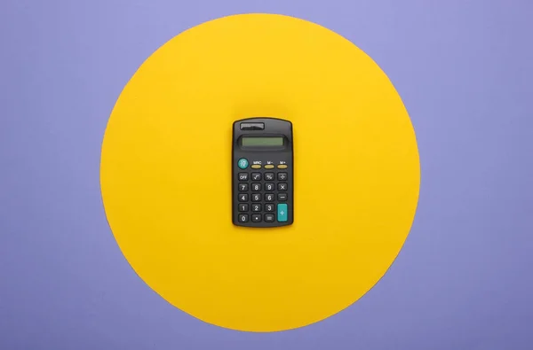 Черный Калькулятор Фиолетовом Фоне Желтым Кругом Вид Сверху — стоковое фото
