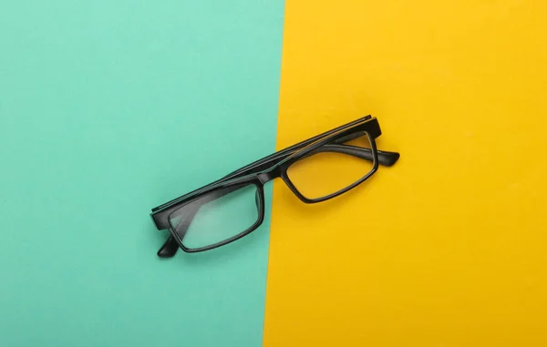 Klasszikus Szemüveg Sárga Kék Háttérrel Első Látásra Minimalizmus — Stock Fotó