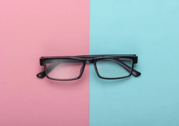 Óculos Clássicos Sobre Fundo Pastel Azul Rosa Vista Superior Minimalismo — Fotografia de Stock