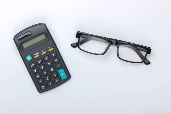 Calculadora Óculos Clássicos Fundo Branco Conceito Negócio Vista Superior — Fotografia de Stock