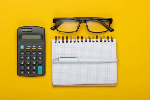 Calculator Klassieke Bril Notebook Een Gele Achtergrond Bedrijfsconcept Bovenaanzicht Vlakke — Stockfoto